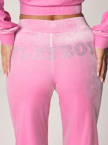 Missguided x Playboy 丝绒抽绳喇叭运动裤，饰有水钻文字细节，兼具休闲舒适与时尚感。 - 粉色 - 查看 5