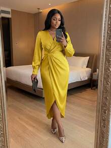 SHEIN Lady CURVE 大码纯色V领裹身褶皱优雅长袖连衣裙女装秋季服装 - 金色 - 查看 4