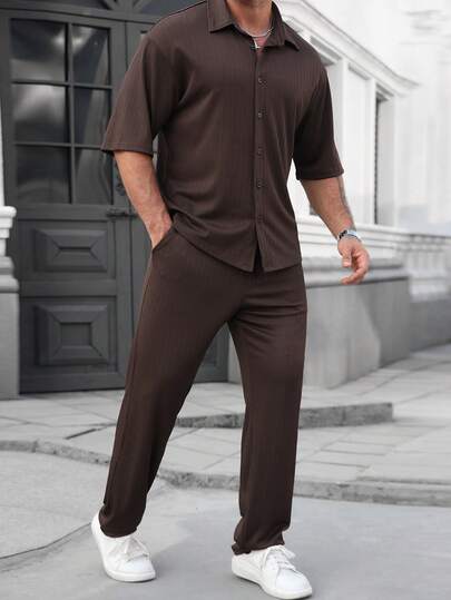 Manfinity Homme 2-delige set voor heren: comfortabel jacquard klassiek overhemd met korte mouwen in bruin en bijpassende broek met elastische tailleband en trekkoord. Geschikt voor casual gelegenheden, kantoor, thuis, feestjes, dates, zakenreizen, autorijden of fietsen, formele of informele gelegenheden. Ideaal om zelf te dragen of als cadeau. Bestseller uit de klassieke overhemdenserie.