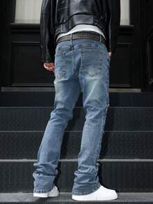 Manfinity LEGND Quần jeans nam màu xanh nhạt rách gấu hình móng ngựa, dáng ôm, ống loe, phù hợp cho phong cách đường phố, mặc hàng ngày, đi chơi cuối tuần, lễ hội âm nhạc, tụ họp bạn bè và nhiều dịp khác. Chiếc quần này là một món đồ thiết yếu đa năng trong tủ quần áo của phái mạnh, là món quà tuyệt vời dành cho bạn trai hoặc chồng. Quần jeans nam phong cách đường phố, quần jeans denim rách nam, quần jeans nam rách gấu - Rửa nhẹ - Xem 2