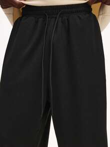 Quần short jogger SUMWON dáng suông, có dây rút và chi tiết sọc bên hông, thích hợp cho phong cách đường phố mùa hè. - màu đen - Xem 7