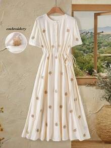 Rusticease Đầm dây rút thêu hoa và cỏ bốn lá - Màu be - Xem 4