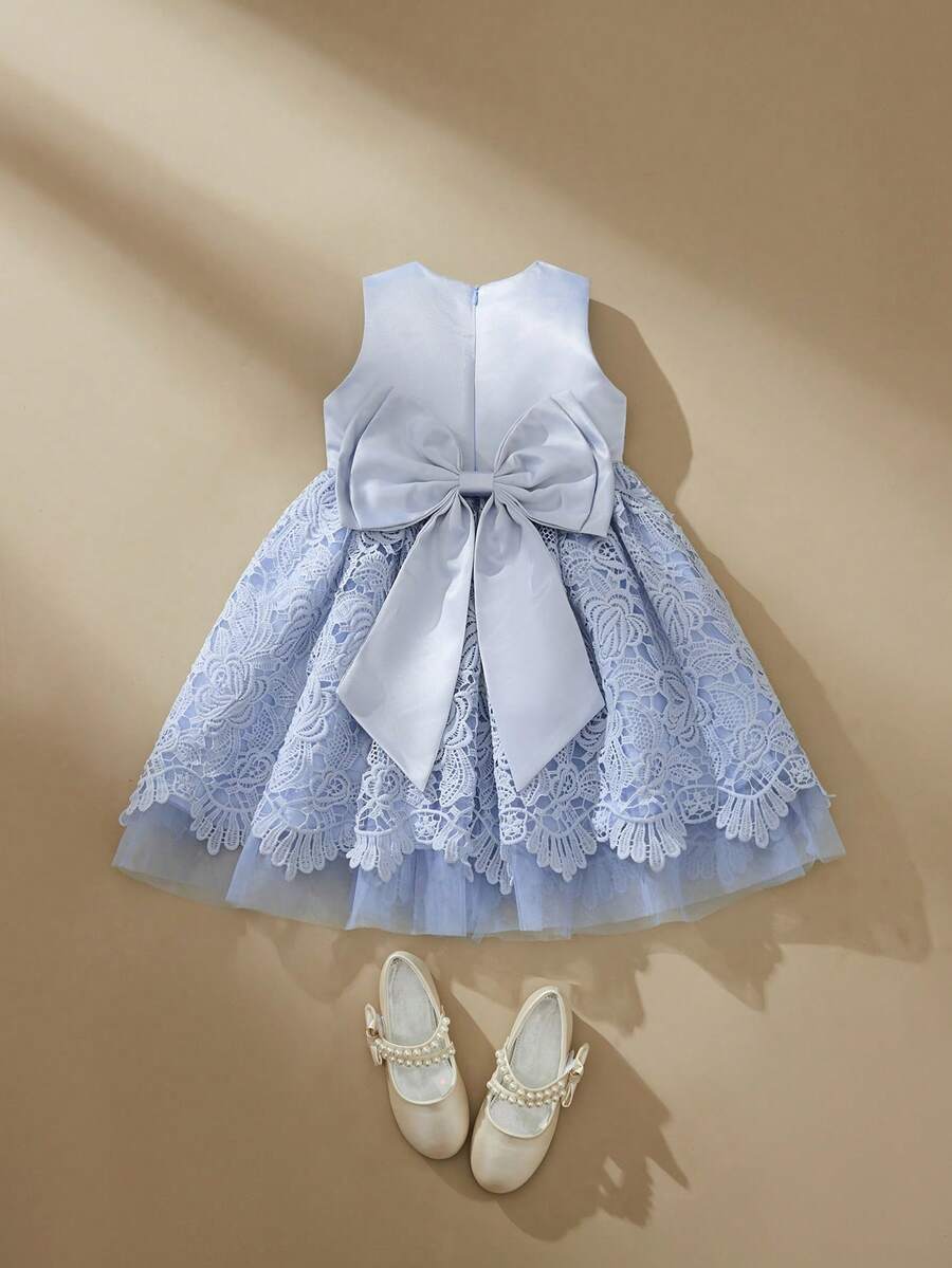 SHEIN Glamorique Kids 蕾丝边缎面露背蝴蝶结派对连衣裙,适合年轻女孩,可搭配家庭装 - 藍白色 - 查看 1