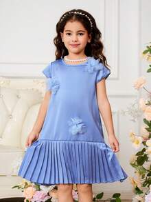 SHEIN Vestido azul para niñas, de tela suave y brillante, cuello redondo, manga corta, decoración floral, falda plisada, diseño ajustado y lindo, ligero, adecuado para uso diario, parque, actividades interiores en primavera/verano - Azul - Ver 5