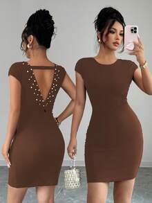 Elenzga Vestido mini ajustado y elegante con escote trasero y decoración de perlas para mujer - Caqui - Ver 1