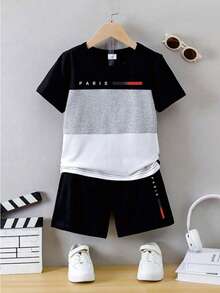 SHEIN Streecool Kids 2 件套幼儿男童巴黎字母印花拼色短袖 T 恤和短裤夏季套装 - 彩色 - 查看 1