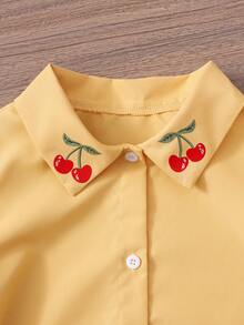 两件套：少女白色短袖樱桃印花 Polo 领衬衫 + 人造丝牛仔阔腿裤，休闲通勤皆宜，校园风格