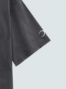 Modcrash 男士字母印花落肩T恤，春夏复古美式风格，男女皆宜的夏季上衣，适合日常穿着，宽松版型，夏季度假穿搭 - 深灰色 - 查看 4