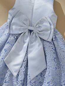 SHEIN Glamorique Kids 蕾丝边缎面露背蝴蝶结派对连衣裙，适合年轻女孩，可搭配家庭装 - 藍白色 - 查看 8