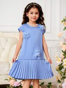 SHEIN Vestido azul para niñas, de tela suave y brillante, cuello redondo, manga corta, decoración floral, falda plisada, diseño ajustado y lindo, ligero, adecuado para uso diario, parque, actividades interiores en primavera/verano - Azul - Ver 4