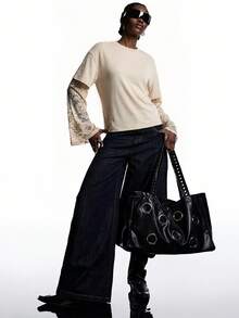 LYSMO 这款全新简约风女装春夏宽松圆领落肩撞色蕾丝T恤，清新优雅，散发着法式浪漫气息，高贵气质，休闲百搭，青春活力，尽显精致女性魅力。非常适合日常通勤穿着。另有杏色蕾丝针织衫（喇叭袖和长袖款）和杏色蕾丝长袖上衣（喇叭袖）可供选择。 - 杏色 - 查看 8