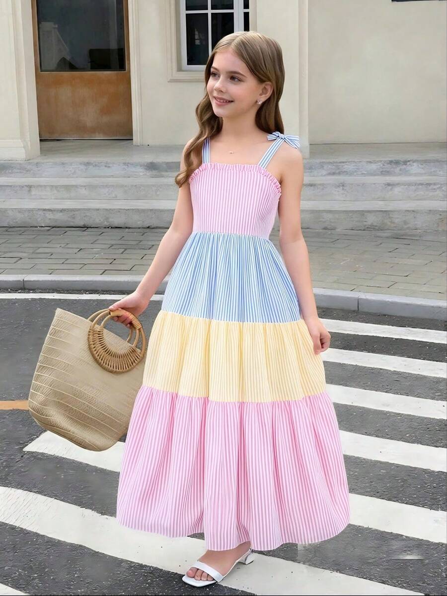 SHEIN Sparklyn 1件少女休闲度假条纹吊带连衣裙,饰有蝴蝶结,撞色拼接,优雅碎花连衣裙 - 粉色 - 查看 1
