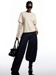 LYSMO 这款全新简约风女装春夏宽松圆领落肩撞色蕾丝T恤，清新优雅，散发着法式浪漫气息，高贵气质，休闲百搭，青春活力，尽显精致女性魅力。非常适合日常通勤穿着。另有杏色蕾丝针织衫（喇叭袖和长袖款）和杏色蕾丝长袖上衣（喇叭袖）可供选择。 - 杏色 - 查看 5