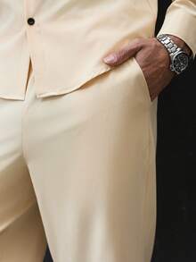 Manfinity CasualCool Bộ đồ nam thường ngày gồm áo sơ mi dài tay màu trơn và quần dài có dây rút ở eo, thích hợp cho việc đi làm hàng ngày vào mùa xuân và mùa thu. - Màu be - Xem 6