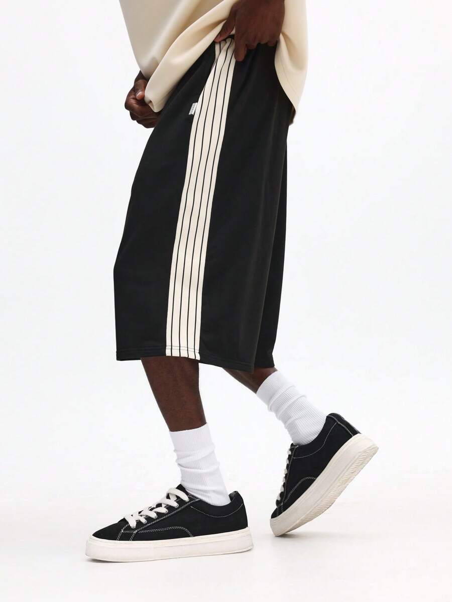 Quần short jogger SUMWON dáng suông, có dây rút và chi tiết sọc bên hông, thích hợp cho phong cách đường phố mùa hè. - màu đen - Xem 1