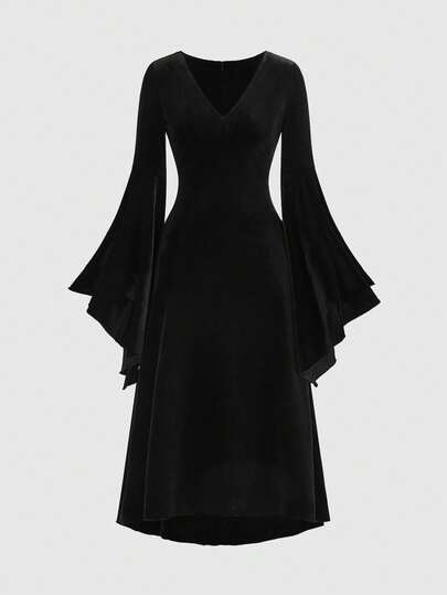 Robe gothique vintage en velours à col en V profond, manches évasées et fente haute, coupe moulante