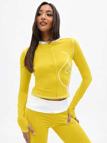 BABYPHAT 这款连帽拉链卫衣采用白色撞色滚边和长袖设计，适合秋冬季休闲穿着，舒适百搭。 - 淡黃色 - 查看 3