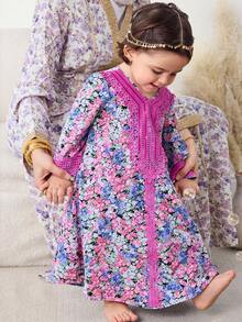 SHEIN Blau-lila Blumen Baby Mädchen Arabisches Gewand, elegantes vintage Blumen Stickerei, Baby Mädchen lässiges minimalistisches traditionelles Langarm Arabisches Kleid geeignet für Frühling/Sommer, elegantes bescheidenes Langarmkleid, Gebetsabaya, bequem, Freizeitkleidung, Urlaubsstimmung, bescheidener Kaftan, Baby Mädchen Jalabiya, Baby Mädchen Jalabiya Abaya Baby Mädchen Jalabiya - Blau - Übersicht 2
