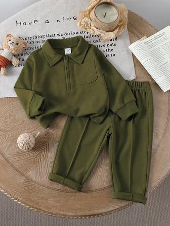 Genkimix Kids Young BoyEnkelt enfärgat grått, casual set med krage, halv dragkedja och långärmad topp och matchande byxor, lämpligt för utflykter, fritid och vardagssportkläder