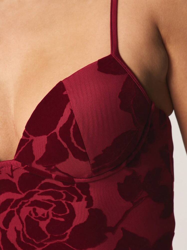 MISSGUIDED Burgundy Rose Print Camisole Top With Sweetheart Neckline And Adjustable Straps For Night And Evening Occasions