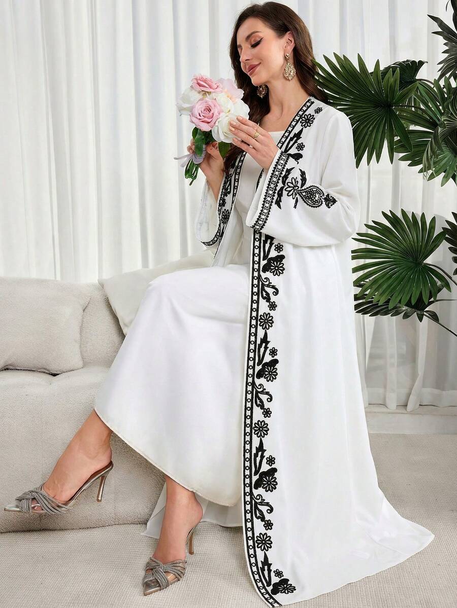 Al Najma 花卉拼接印花阿拉伯风格端庄长袍 - 白色 - 查看 1