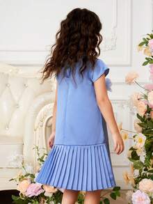 SHEIN Vestido azul para niñas, de tela suave y brillante, cuello redondo, manga corta, decoración floral, falda plisada, diseño ajustado y lindo, ligero, adecuado para uso diario, parque, actividades interiores en primavera/verano - Azul - Ver 2