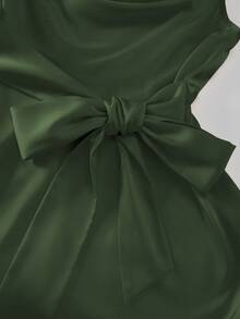 GlowEve CURVE Elegancka sukienka bez rękawów dla kobiet w dużych rozmiarach z kokardką w talii - Ciemnozielony - Zobacz 5