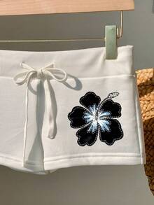 SHEIN EZwear 休闲简约白色印花抽绳修身短裤，饰有花卉图案 - 白色 - 查看 4