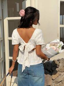 SHEIN Frenchy 女士纯色露背扭结心形领休闲短袖T恤，法式镂空提花大蝴蝶结露背短袖上衣，清爽收腰夏季新款娃娃衫，提花纹理弹力针织面料，夏季度假，休闲度假，波西米亚风上衣，优雅，伴娘上衣，派对上衣，白色波西米亚风上衣，白色镂空上衣 - 杏色 - 查看 6