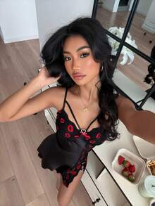 ZzzCrew Vestido de satén con abertura lateral, parches de encaje, hebilla de strass metálica y labios rojos, de estilo sexy y maduro - Negro - Ver 5