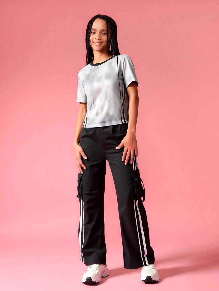 Zestaw z krótkim topem tie-dye i spodniami cargo