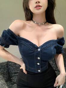 DAZY 女款純色牛仔襯衫，前開扣一字領設計，夏季露肩短版上衣 - 藍色 - 查看 1