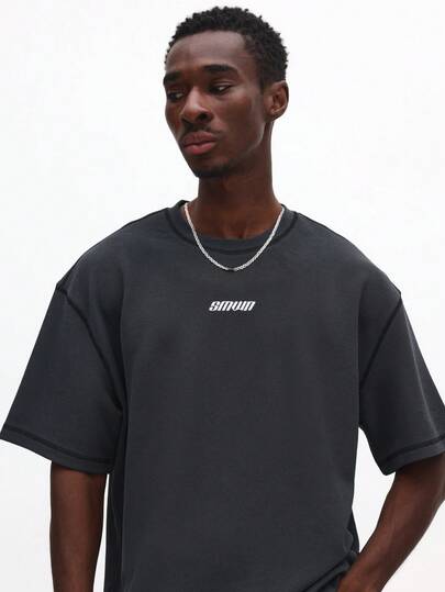 SUMWON Camiseta casual de cuello redondo de manga corta con pequeño logotipo de texto en el pecho, ajuste regular, para hombre