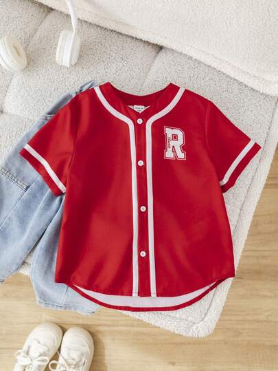 SHEIN 男童休闲运动街头字母撞色条纹英文印花开襟短袖衬衫，适合通勤、上学、日常休闲、度假、运动、节日和聚会等场合，春夏秋冬四季皆宜。