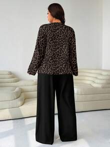 SHEIN EZwear 两件套加大码女式复古豹纹宽松圆领T恤和直筒裤套装 - 彩色 - 查看 2