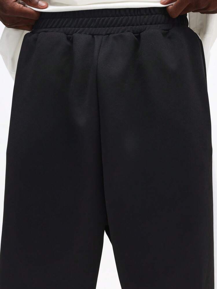 오버사이즈 티셔츠와 넉넉한 트레이닝 팬츠 세트