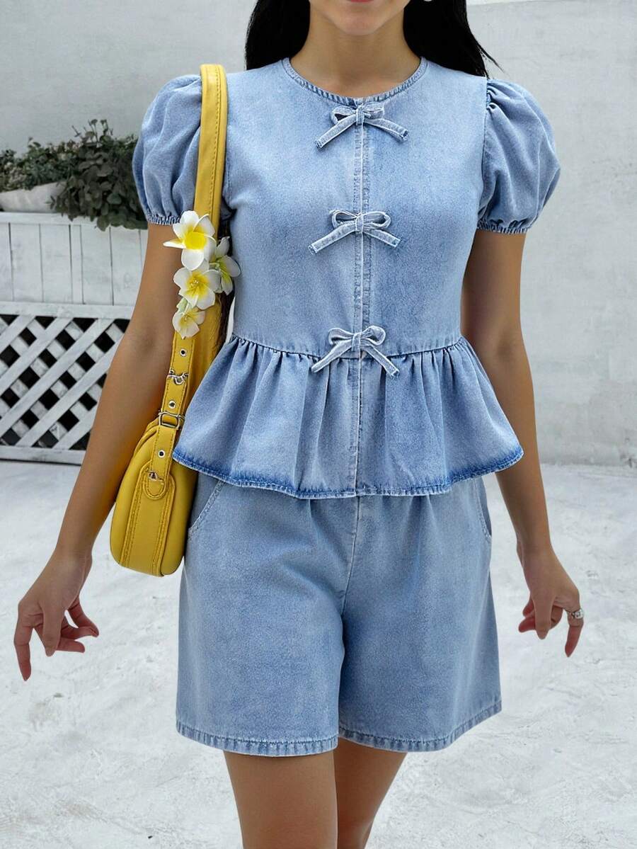 SHEIN 2件組青少年女孩休閒舒適圓領泡泡袖蝴蝶結上衣與牛仔短褲套裝,女孩夏季兩件式套裝,適合春夏季穿著,優雅且適合度假穿著,春假夏季海灘度假穿著,夏季短褲,白色短褲 - 淺色水洗藍 - 查看 1