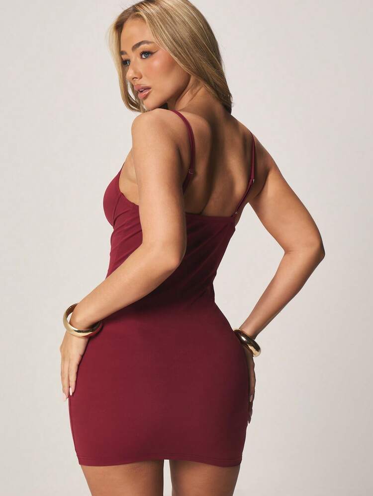 MISSGUIDED Burgundowa obcisła sukienka mini z dekoltem w serduszko i cienkimi ramiączkami na wieczorne imprezy
