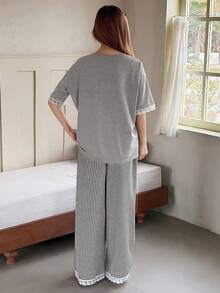 Dazy Kids Bộ đồ ngủ cho bé gái tuổi teen, áo tay ngắn cổ tròn phối ren tương phản và quần kẻ caro, thích hợp cho mùa xuân hè. - Xám - Xem 6