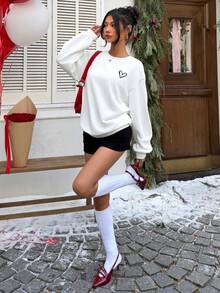 Muchica Bộ đồ nữ gồm áo nỉ dài tay cổ tròn, vai rớt, in hình trái tim và quần short dệt kim. - Đen và trắng - Xem 5