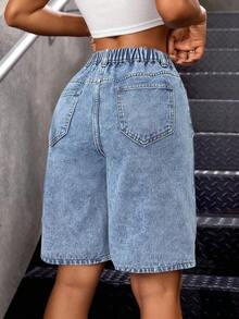 SHEIN 少女字母蝴蝶图案口袋做旧百慕大牛仔短裤 - 淺色水洗藍 - 查看 2