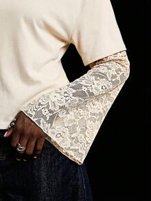 LYSMO 这款全新简约风女装春夏宽松圆领落肩撞色蕾丝T恤，清新优雅，散发着法式浪漫气息，高贵气质，休闲百搭，青春活力，尽显精致女性魅力。非常适合日常通勤穿着。另有杏色蕾丝针织衫（喇叭袖和长袖款）和杏色蕾丝长袖上衣（喇叭袖）可供选择。 - 杏色 - 查看 6