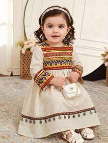 SHEIN Áo choàng Ả Rập trẻ em màu kaki phối họa tiết hoa, kiểu dáng thanh lịch cổ điển thêu hoa, váy dài tay Ả Rập truyền thống tối giản cho bé gái, phù hợp cho mùa xuân/hè, váy dài tay kín đáo, áo choàng cầu nguyện, thoải mái dễ chịu, trang phục thường ngày, phong cách nghỉ dưỡng, áo Kaftan kín đáo, áo Jalabiya cho bé gái, áo Jalabiya Abaya cho bé gái. - Màu Khaki - Xem 1