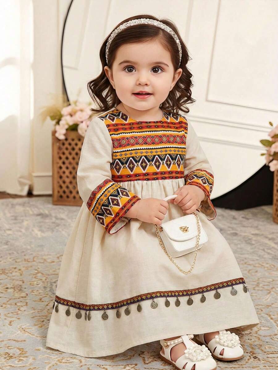 SHEIN Áo choàng Ả Rập trẻ em màu kaki phối họa tiết hoa, kiểu dáng thanh lịch cổ điển thêu hoa, váy dài tay Ả Rập truyền thống tối giản cho bé gái, phù hợp cho mùa xuân/hè, váy dài tay kín đáo, áo choàng cầu nguyện, thoải mái dễ chịu, trang phục thường ngày, phong cách nghỉ dưỡng, áo Kaftan kín đáo, áo Jalabiya cho bé gái, áo Jalabiya Abaya cho bé gái. - Màu Khaki - Xem 1