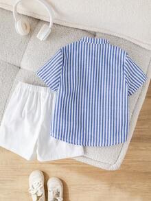SHEIN 2件套男童休闲舒适百搭条纹立领短袖衬衫短裤套装，适合上学、婚礼、派对、春夏穿着 - 藍白色 - 查看 4