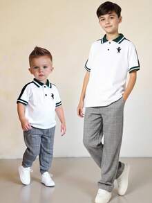 SHEIN 男婴休闲百搭都市学院风短袖POLO衫+弹力腰格子裤套装（2件套），适合通勤、上学、休闲外出、运动、春夏、情人节、约会、新年、旅行、度假、家庭聚会、返校、婚礼、正式场合、健身等场合。