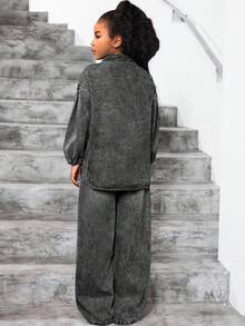 SHEIN Bộ đồ 2 mảnh thời trang thường ngày cho bé gái tuổi teen, gồm áo sơ mi dài tay màu xanh denim rộng rãi và thoải mái cùng quần jeans ống đứng rộng rãi, thoải mái. Trang phục hàng ngày mềm mại cho bé gái tuổi teen, phù hợp cho các buổi tiệc tùng mùa đông và mùa thu, trang phục dự lễ hội và trang phục ở nhà, trang phục đường phố và trang phục đi học. - màu đen - Xem 2