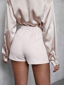 SHEIN ChicEase تنورة قصيرة نسائية ذات لون أحادي، مطوية بشكل غير متماثل، متعددة الاستخدامات للمواعيد والسفر - أبيض - مشاهدة 3