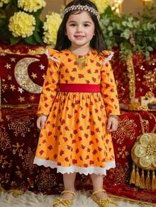 SHEIN Babygirl Elegant & Cute Floral Print Vacation Dress This Elegant And Adorable Floral Dress For Baby Girls Features A Middle Eastern Rose Pattern And Is Perfect For Wearing Indoors Or Outdoors.