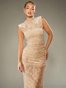 MISSGUIDED 无袖网纱花卉刺绣褶皱修身长裙，高领设计，适合半正式晚宴、派对等特殊场合，优雅大方。 - 杏色 - 查看 3